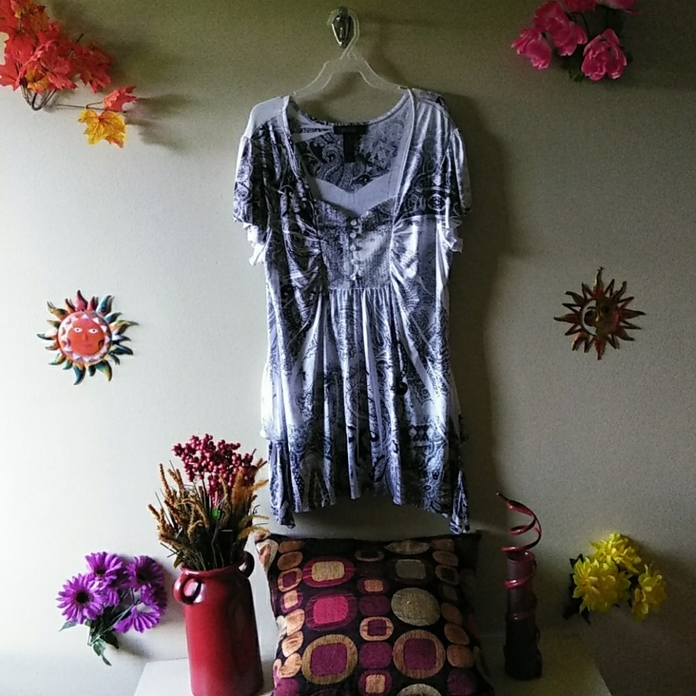 Women's Black and White Paisley Print Top
